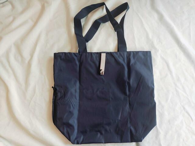 裏面はシンプルな無地