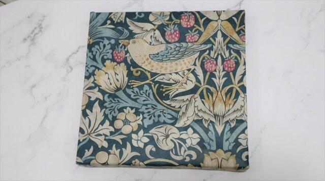 【ダイソー mtリメイクシート】「いちご泥棒」柄のパネルが440円で作れる