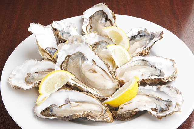 House Dining LUNGO CARNIVAL（大通エリア） 生ガキ 1個108円 厚岸産のプリプリの生ガキをリーズナブルに味わえるのもうれしい！