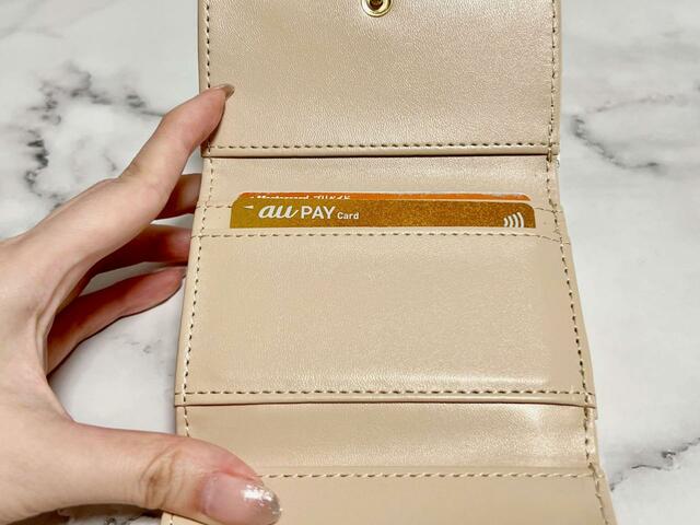 【アベイル】カードポケットにはカードは2枚入りますが、出しづらくなるのでひとつのポケットに1枚入れるのがおすすめ