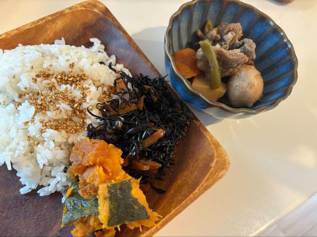 【ロピア 栗かぼちゃ】栗かぼちゃとひじき、ご飯を並べた食卓は、あっという間に和定食らしくなりました◎