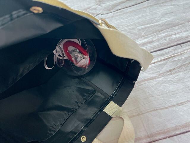 推し活の際は、内側のサイドポケットにはペンライトを入れるのがおすすめ