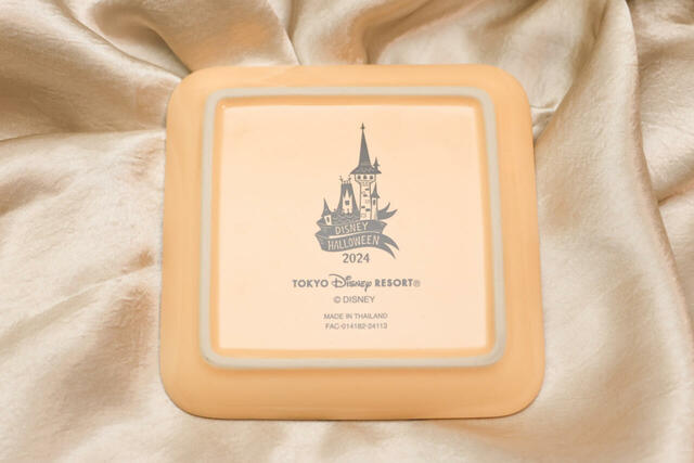 パンプキンクレープ、スーベニアプレート付き 1,200円｜東京ディズニーランド「スウィートハート・カフェ」、東京ディズニーシー「ザンビーニ・ブラザーズ・リストランテ」｜東京ディズニーリゾート「ディズニー・ハロウィーン」スペシャルメニュー