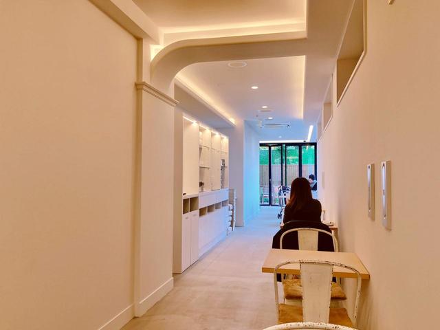 キッチンの裏側にイートインスペースがある／パーカーハウスバターロール