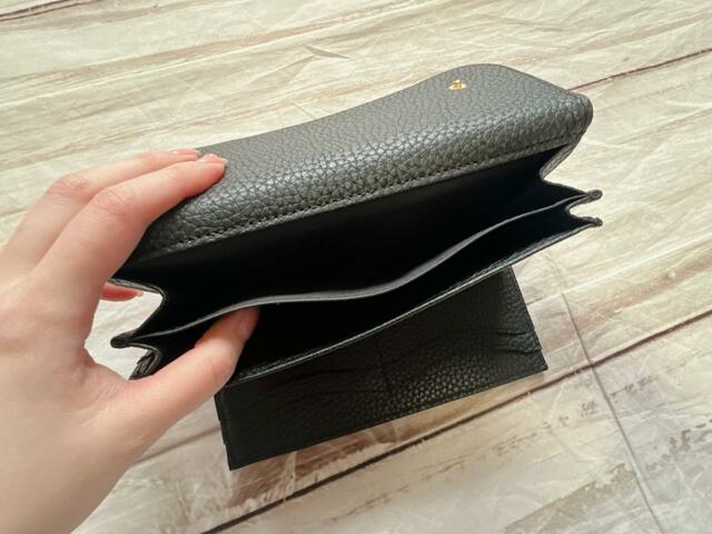 お札入れは2つに仕切られています