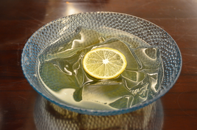 清涼感たっぷりな秘密遊の愛玉ゼリー。ほんのり甘いレモン水でいただく