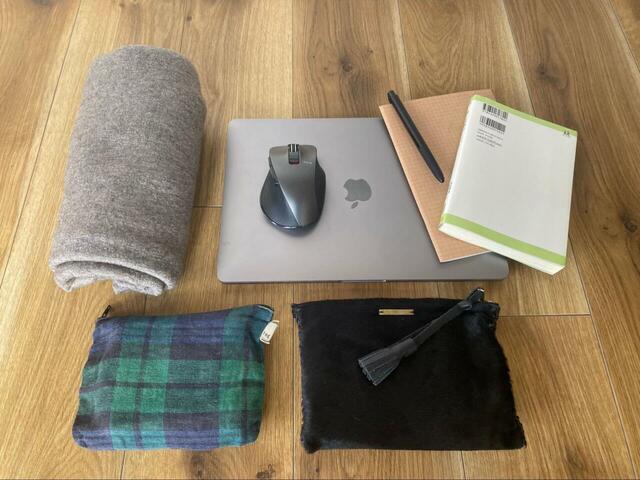 【ニトリ マルチポケットトートバッグ M】14インチノートPCやポーチ、本やストールなどカフェでのPC作業に使うアイテムを入れてみると…⇒