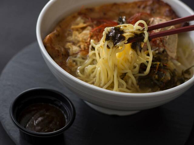 スパイシーポーク麺+ブラック麻辣ソース 1,390円｜東京ディズニーリゾート「メイク ア チェンジ」｜販売店舗：東京ディズニーシー「ヴォルケイニア・レストラン」