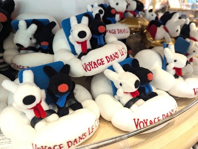 【富士急ハイランド・リサとガスパール タウン】「富士急ハイランドそらたびにっきぬいぐるみ」2,800円/リサとガスパール タウン ショップ