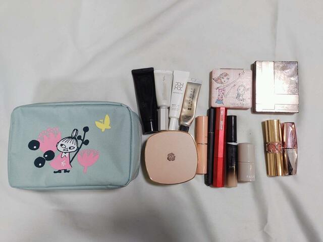 コスメ（ファンデーション、リップ3本、アイシャドゥ、マルチスティック、コンシーラー、マスカラ、アイライナー、コンパクトミラー、試供品サンプル複数）がたっぷり入った！