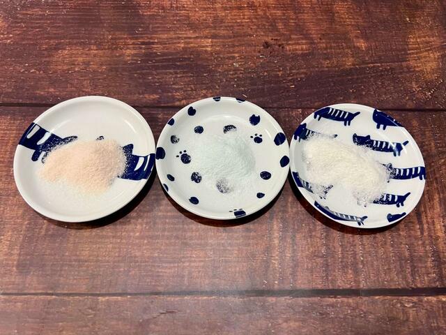 3色あるグミのもとの粉をお皿にそれぞれ出します