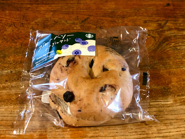 【スターバックス　ブルーベリーベーグルサンド】ブルーベリーが練り込まれたベーグル生地にクリームチーズがサンドされています