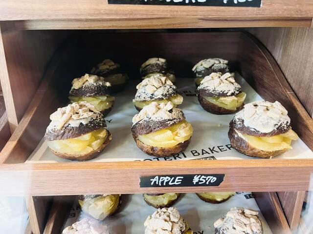 ショーケースにはずらり生ドーナツが並びます。