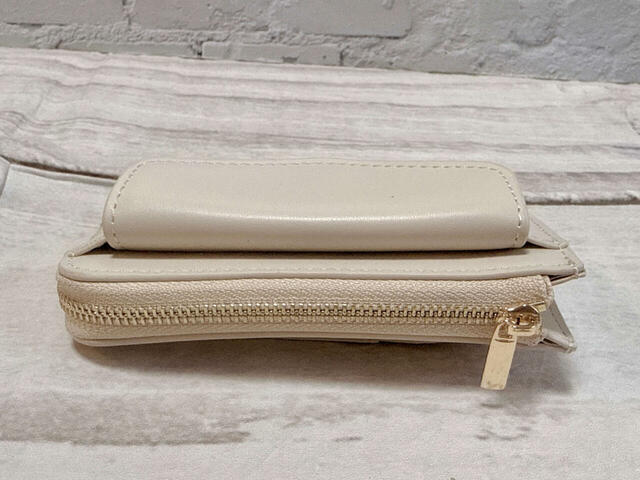 フラグメントケースの魅力はコンパクトなサイズ感。ミニ財布に比べると厚みも薄い!