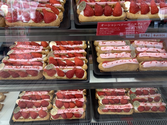 〈ガトー・ド・ボワイヤージュ〉「オーシャンベリー苺のエクレア」（700円）