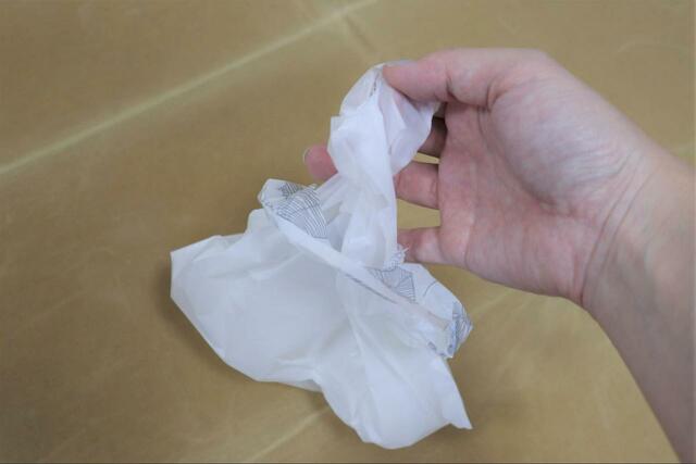 【ダイソー どこでもペタッとゴミ袋】ゴミに触れずに封ができる！