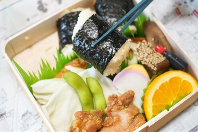 【広島県民がおすすめするお弁当『むすびのむさし』】俵むすびは、塩ではなくお出汁が効いたお米がたまらなく癖になります。