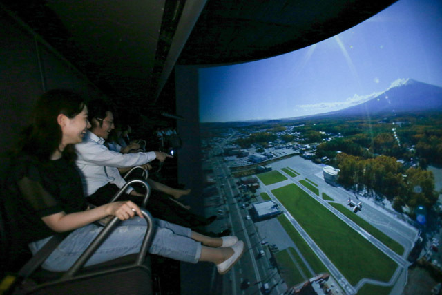 富士急ハイランド「富士飛行社」