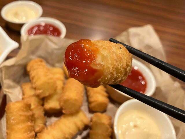 クロケットにトマトソースを合わせてみると、ねっとり感が中和され食べやすくなる。