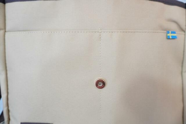 マグネットボタンでラクラク開閉できる