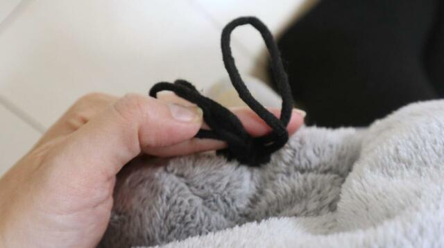 【ニトリ フード付き中わた入り着る毛布 ロング丈(NウォームSP)】裾にはドロストコード付き。ストッパーが少し弱いところは引き解け結びをすることで解決しました