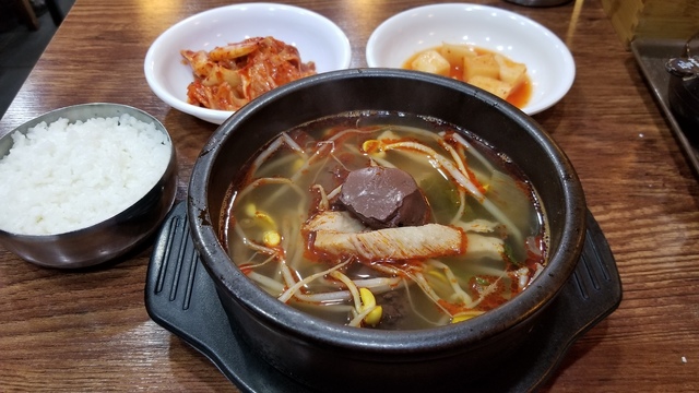 『興進屋』のヘジャンクッ。真ん中にあるのがソンジ（牛の血の煮凝）