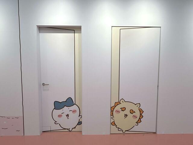 微笑みあうシーサーとハチワレがかわいい〜！よく見ると、ハチワレのドアは本物！