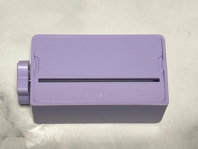 【ちいかわシールメーカー】背面にシールシートを差し込む口がついています