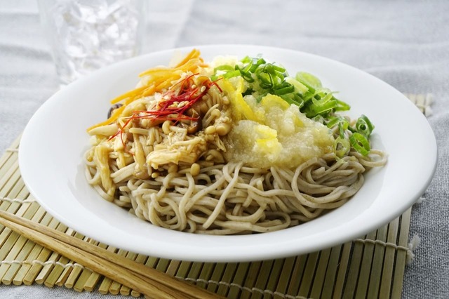 【成城石井「成城石井自家製 柚子香る具沢山なめたけの冷やしそば」647円】柚子胡椒のピリッとした辛みがアクセント