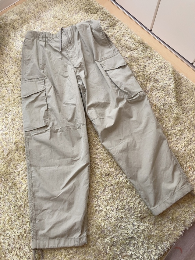 【ユニクロ ワイドフィットパラシュートカーゴパンツ】ミリタリーっぽく、無骨でメンズライクなデザインが◎