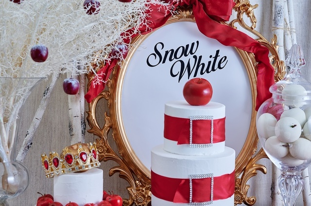 白の世界に映える赤いスイーツが並ぶ