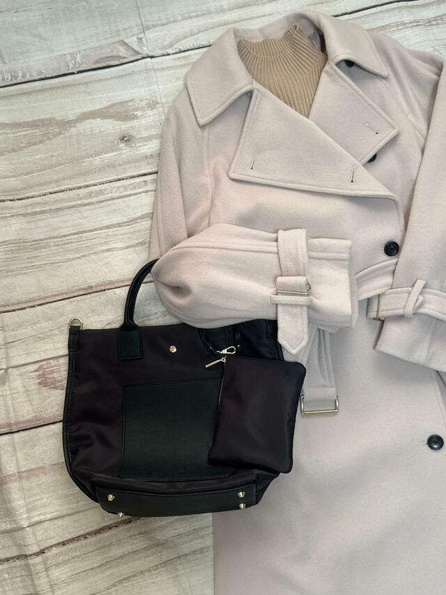 淡いピンクのウールコートに合わせてもGood!