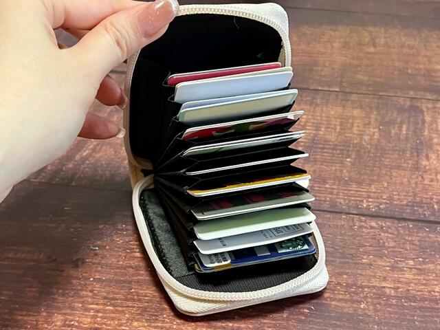 【sweet（スウィート）4月号：付録 ミッフィーのじゃばらカードケース】ひとつのポケットに2枚入れることもできます！合計24枚のカードを収納できました