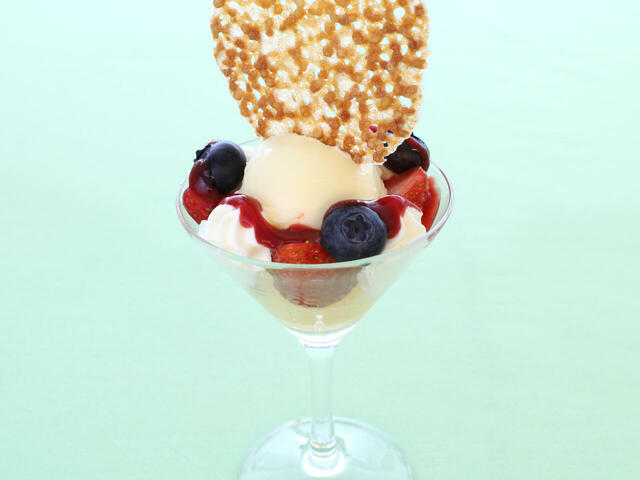 「いちごミニパフェ」＜期間：2026年2月21日～23日、3月14日、15日＞【【東京ベイ舞浜ホテル ファーストリゾート】20種類以上のいちごスイーツが食べ放題！5日間限定の「ストロベリースイーツビュッフェ」開催！】