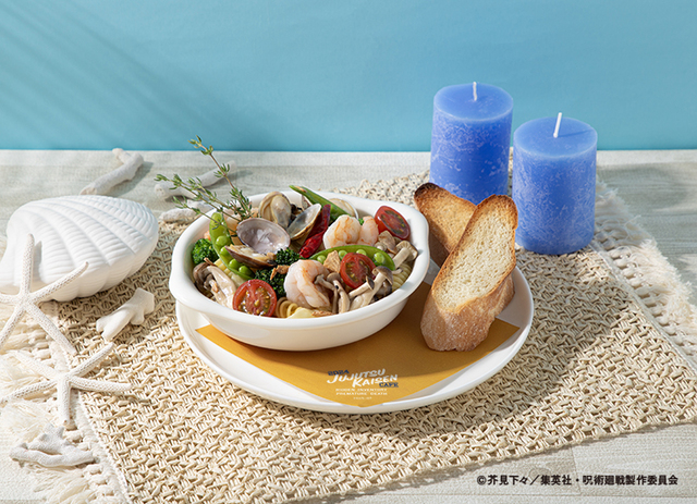 「【七海建人】好物のアヒージョパスタ＆バゲット」＜1890円(税込)＞【【呪術廻戦】五条悟のワッフル・夏油傑のガレット！「呪術廻戦カフェ2024 懐玉・玉折」期間限定オープン】