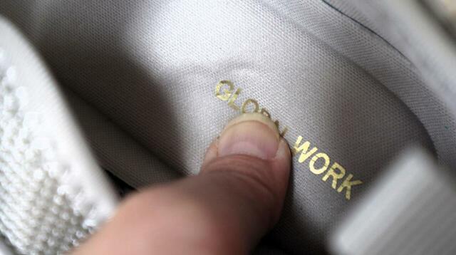 【GLOBAL WORK エアかるクッションコードスニーカー】指で押すと少し跡が残るほどの弾力性！これが履き心地を快適にしています◎