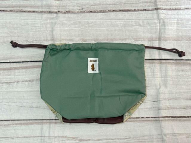 背面は異素材。ブルーグリーンのポリエステル生地です