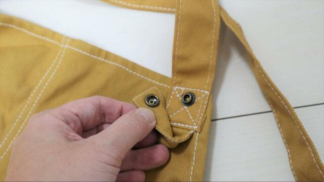 【ワークマン コットンキャンパーエプロン】肩紐の根元にボタンでループが作れる