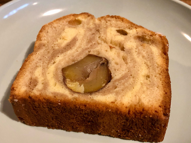 【スターバックスコーヒー　マロンパウンドケーキ】中心にちょこんとある栗の断面が美味しそう