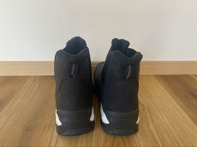 【ワークマン　防寒ラークスチェルシーpr.6】後ろにはプルストラップ付き。脱ぎ履きもスムーズです