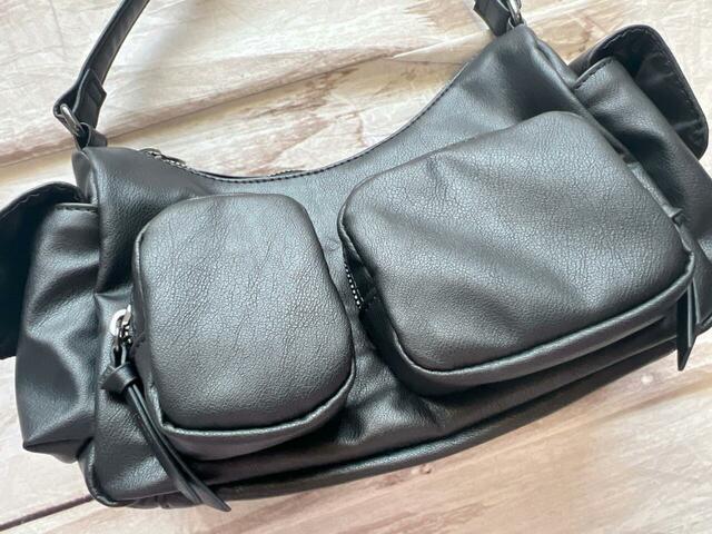 アウトポケットが特徴的なデザイン