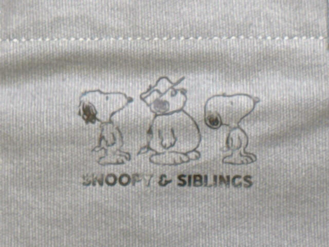 上部にスヌーピー、アンディ、オラフのかわいいプリント入りです