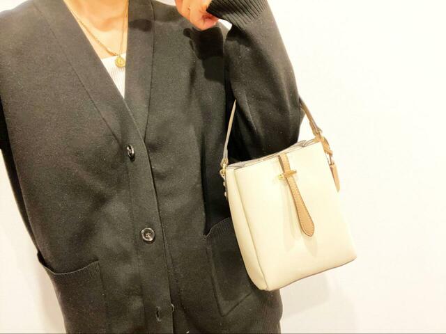 【URBAN RESEARCH チャーム付ワンハンドルミニショルダー】シンプルなのでモノトーンコーデとの相性抜群◎