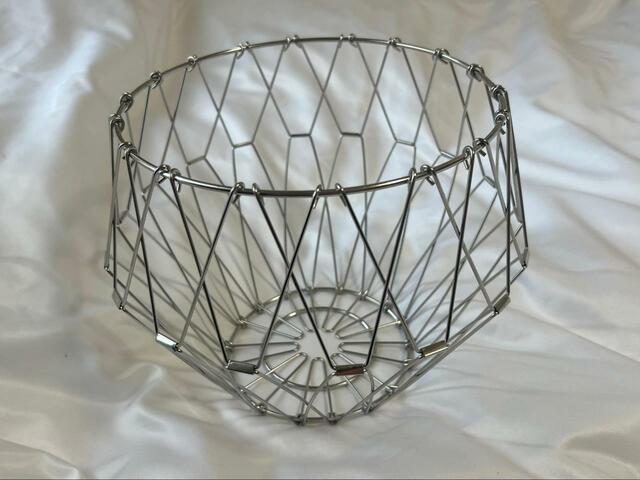 【ART OF BLACK ステンレス製 折りたたみ 変形 カゴ バスケット】裏返して上の部分を引っ張ると、このような形に。独特でおしゃれ！