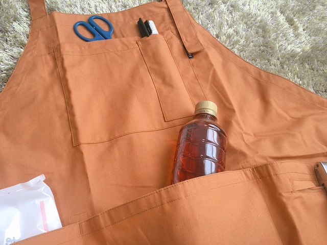 【ワークマン 耐久撥水リップストップエプロン】ペットボトルも余裕で入っちゃう