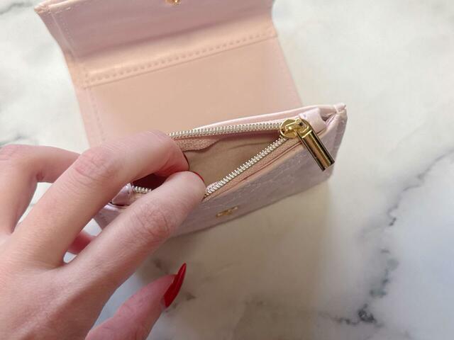 コインポケットはファスナー付きで安心