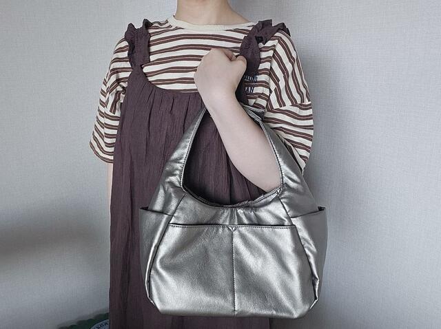 【studioCLIP　軽い7ポケット2WAYバッグ】ハンドバッグの持ち手は約34cm。肩掛けもできるちょうど良い長さです