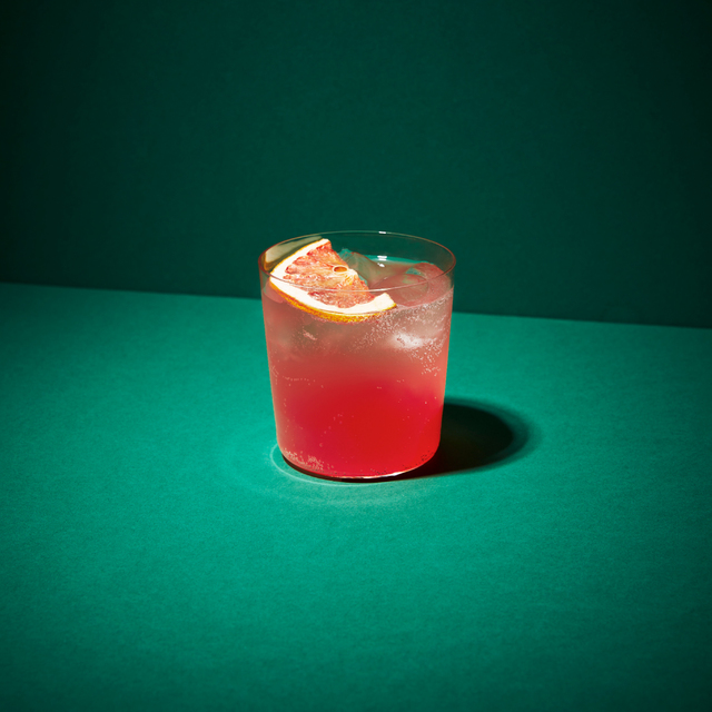 この間飲んだ、あのお花が乗ったカクテルってなんだっけ…（フローラルスプモーニ）￥1,400【友達がやってるカフェ／バー】