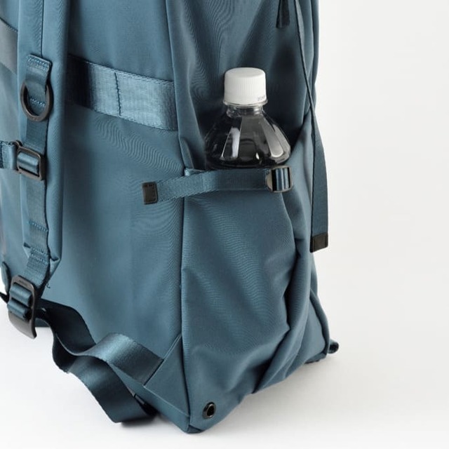 両サイドには折りたたみ傘やボトルを収納できるサイドポケット