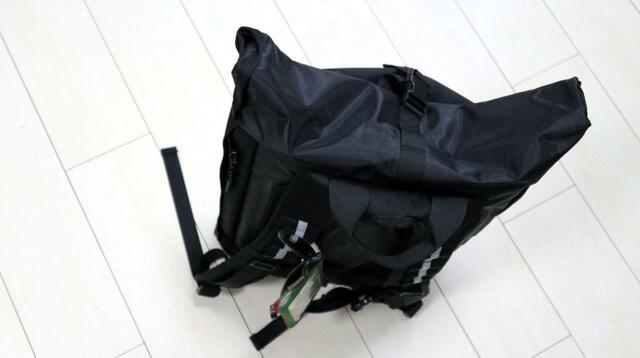 【ワークマン イージス防水メッセンジャーバッグ】自立するのでデスクやテーブル下にも置けるのが嬉しい